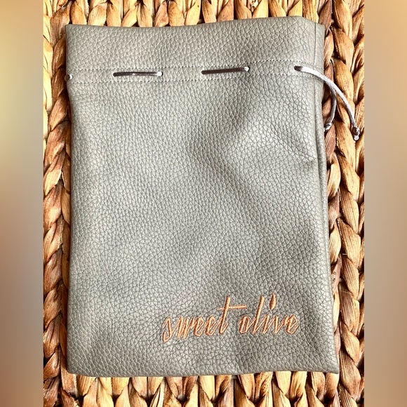 Sweet Olive Crocodile Cuff with Large Fresh Water Pearls - Picture 6 of 6